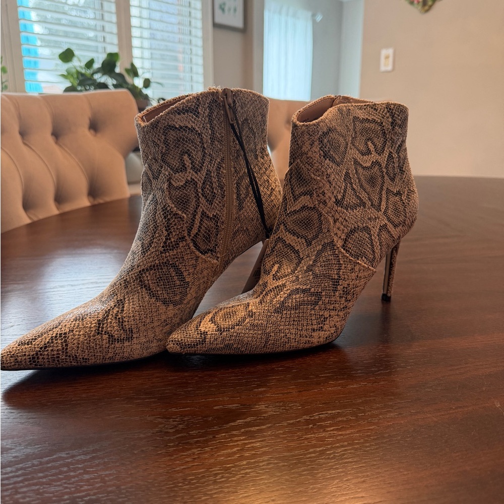 NWT Express Snakeskin Print Pointed Toe Ankle Booties Size 8